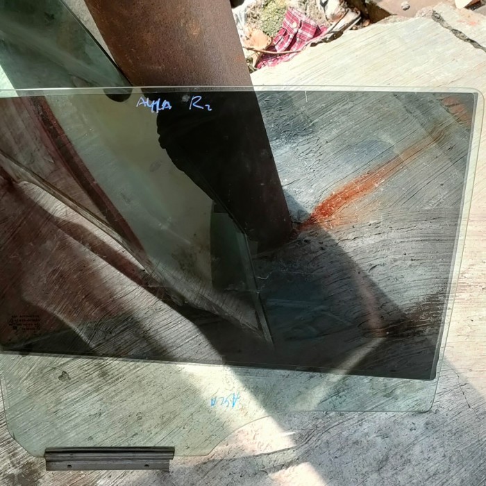 kaca pintu belakang kanan ayla agya
