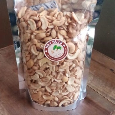 

Ready Stock Cemilan Kacang Mede Panggang Mete Oven Matang ( Belah Dua ) 1Kg Packing Aman