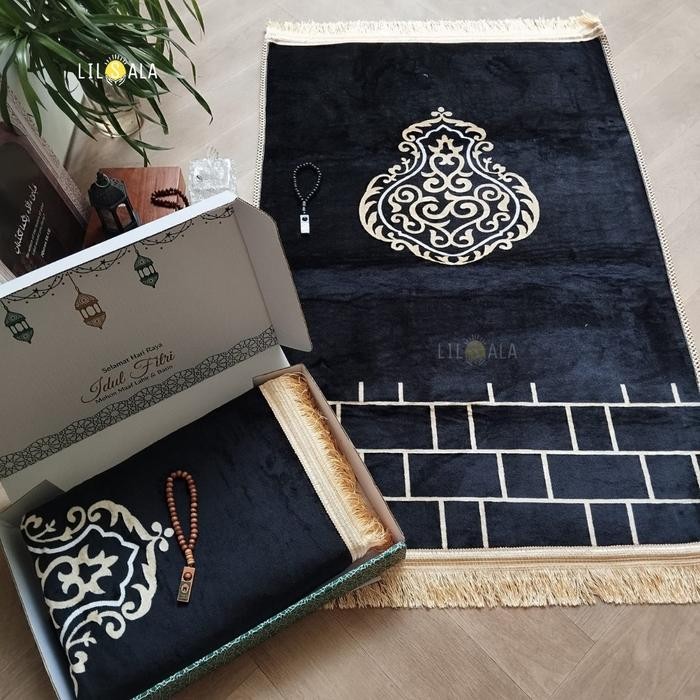 

Eid Hampers Sajadah EidBkiswah Premium Tebal Antislip Dengan Rumbai Gold Kado Hadiah Parcel Lebaran