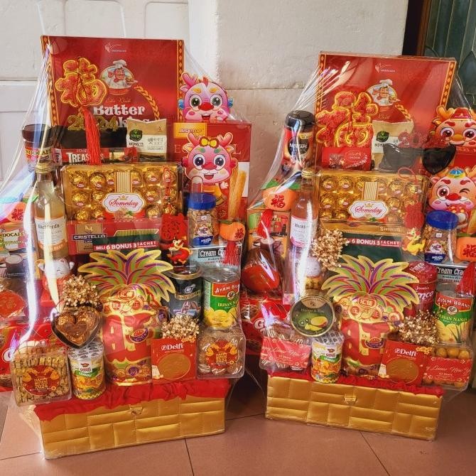 

Paket Dekorasi Hampers Imlek Parcel Hadiah Kue Kering 050