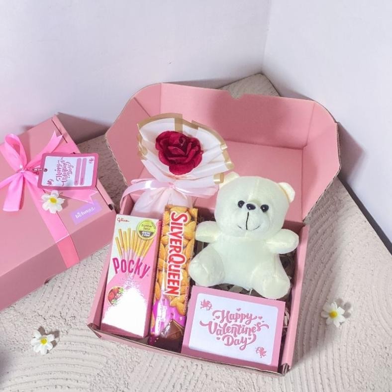 

ORIGINAL [LUCKY] Hampers Valentine / Kado Valentine / Hampers Ultah / Birthday Gift / Valentine Gift / Kado Cewek / Hadiah Pacar / Kado Bestie / Hadiah Ulang Tahun / Kado Pacar / Gift Box / Hampers Kado Jember / Custom Foto / Hampers Custom / Coklat
