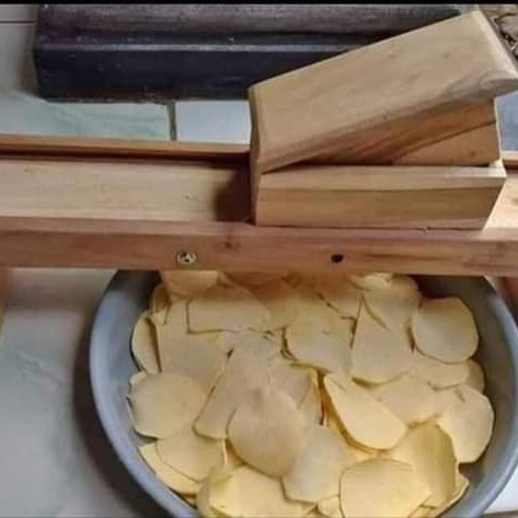 

TERUJI ALAT PEMOTONG SINGKONG/PENGIRIS KERIPIK