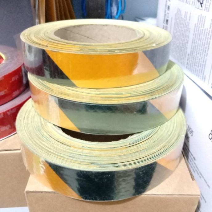 

STIKER REFLEKTIVE KUNING HITAM / STICKER TAPE 2,5 CM X 45 METER