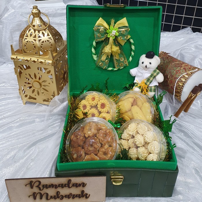 

PAKET BOX HAMPERS LEBARAN KUE KERING TOPLES MURAH 23