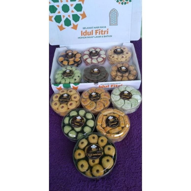 

AURORAE PAKET HAMPERS LEBARAN OLEH OLEH UNTUK IBU TERCINTA KELUARGA KERABAT TEMAN KUE KERING TAHAN LAMA