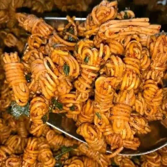 

TERBARU Mie Gulung Pedas 1kg daun jeruk Pedas Food Snacks