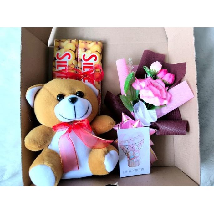 

Siap Kirim Hampers Boneka Coklat SilverQueen dan Bunga Artificial