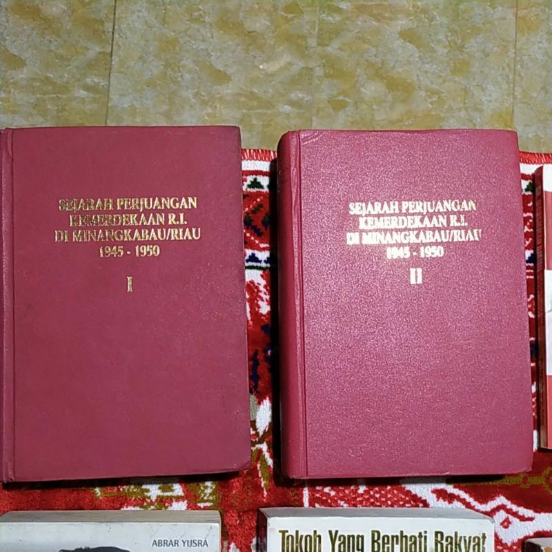 Buku Sejarah Kemerdekaan RI di Minangkabau/Riau yang diterbitkan oleh Badan Pemurniaan Sejarah Indon