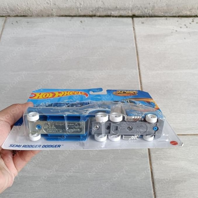 Promo Hot Wheels Track Fleet Semi Rodger Dodger Towing Truck 1:64 / Mainan Anak Diecast Metal Mobil 