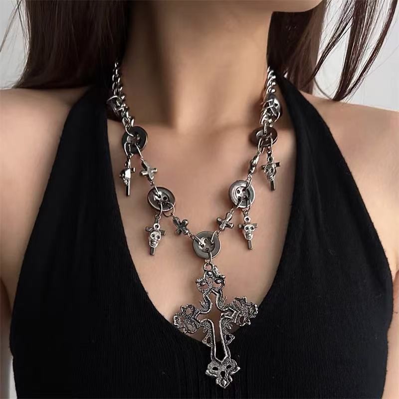 Kalung Salib Tengkorak Gothic Gelap Wanita dengan Kancing