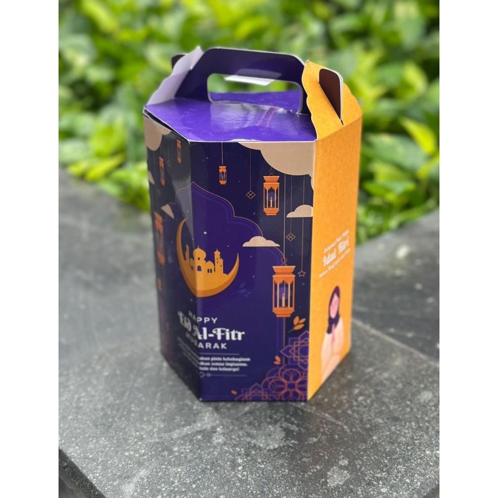 

Box Kue Lebaran 10 Pcs Edisi Idul Fitri / Hampers Idul Fitri / Gable Box Hexa 14,5 x 14,5 x 21 cm