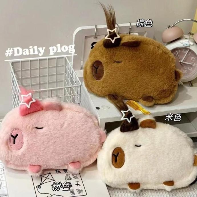 

Kotak Pensil Boneka Bulu Lucu CAPYBARA BISA DIKUNCIR Edition Gwiyeo Pencil Case Stationery Bag Kawaii Doll liquid