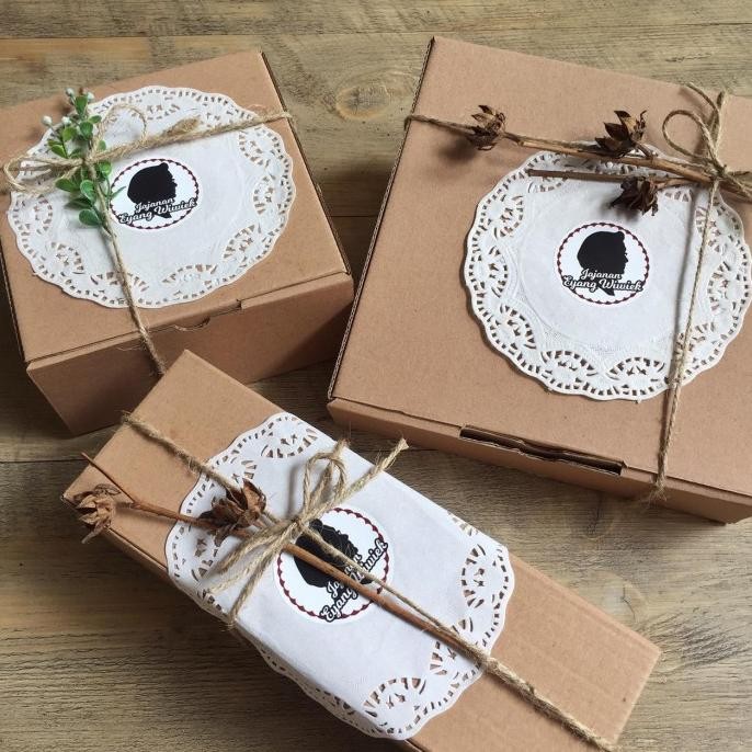 

Promo Parsel Hampers Bingkisan Sambal Abon Jajanan Eyang Wiwiek (Paket A)