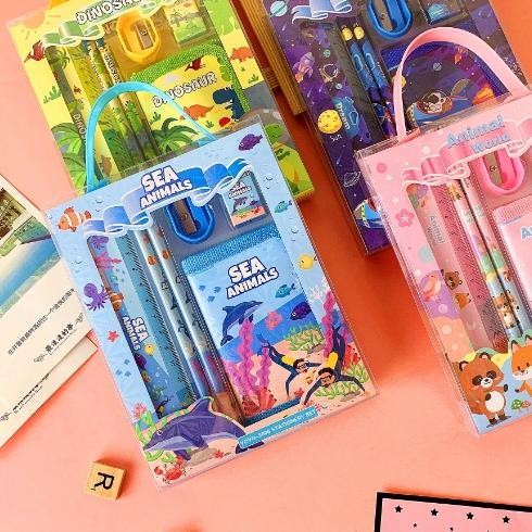 

Ready - S5926 Stationery Set / Alat Tulis Set 6 In 1 Hadiah Souvenir / Paket Alat Tulis + Dompet Anak / Alat Tulis Set Karakter