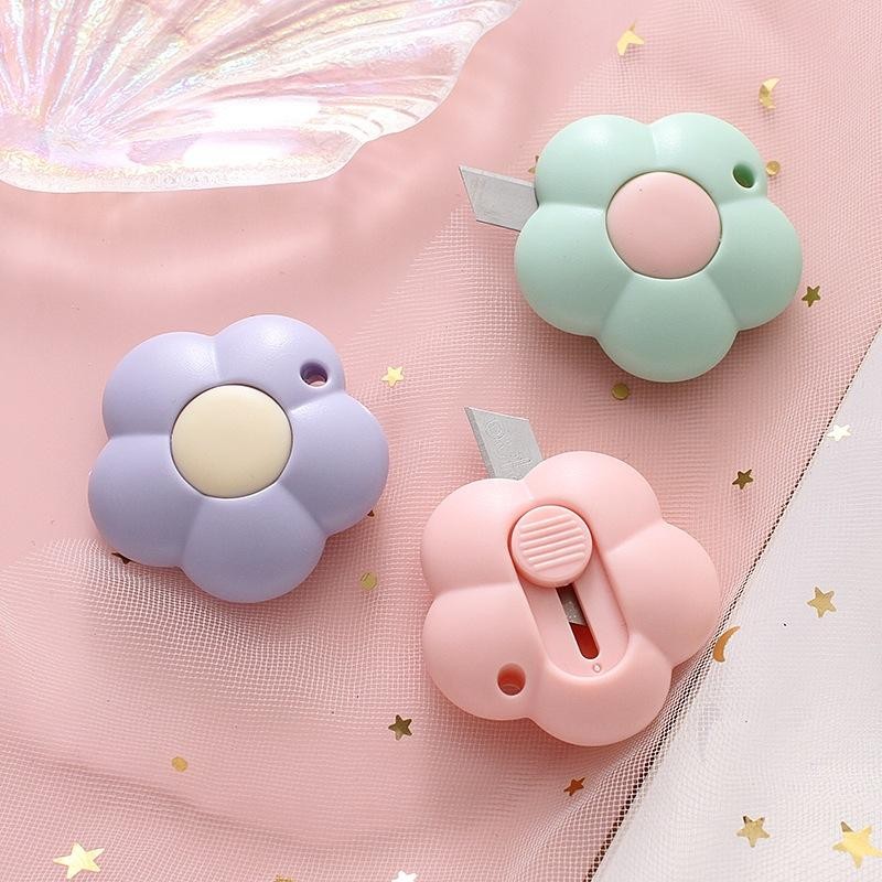 

Zbh Cutter Mini Portable Bentuk Bunga Pemotong Kertas Cutter Lucu Bentuk Flower Warna Pastel Untuk Unboxing Paket
