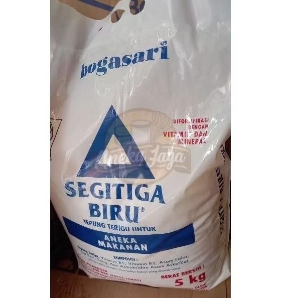 

READY STOCK TEPUNG TERIGU SEGITIGA BIRU BOGASARI 5 KG