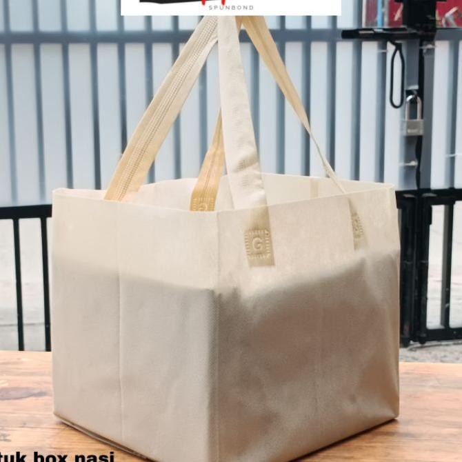 

Tas Goodie Bag Kotak 22X22 Semi Box Isi 12Pcs