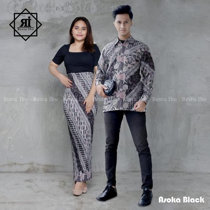 Tersedia Stelan Couple Kemeja Lengan Panjang  Pria Dan Rok Plisket Wanita Motif Batik Cocok Untuk Ac