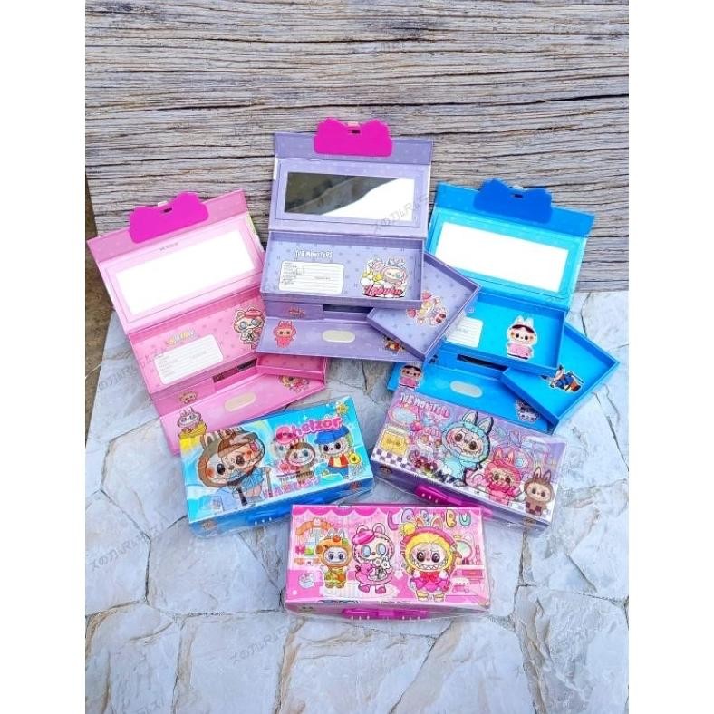 

KOTAK PENSIL TIGA TINGKAT KUNCI KODE/KOTAK PENSIL 3D GAMBAR L4BUBU AST