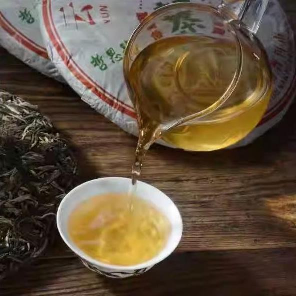 

Yunnan Puerh Raw Tea Zhesi Hao Yiwuchun Qizi Cake Tea 357Gr - Teh Puer Maison Auratea