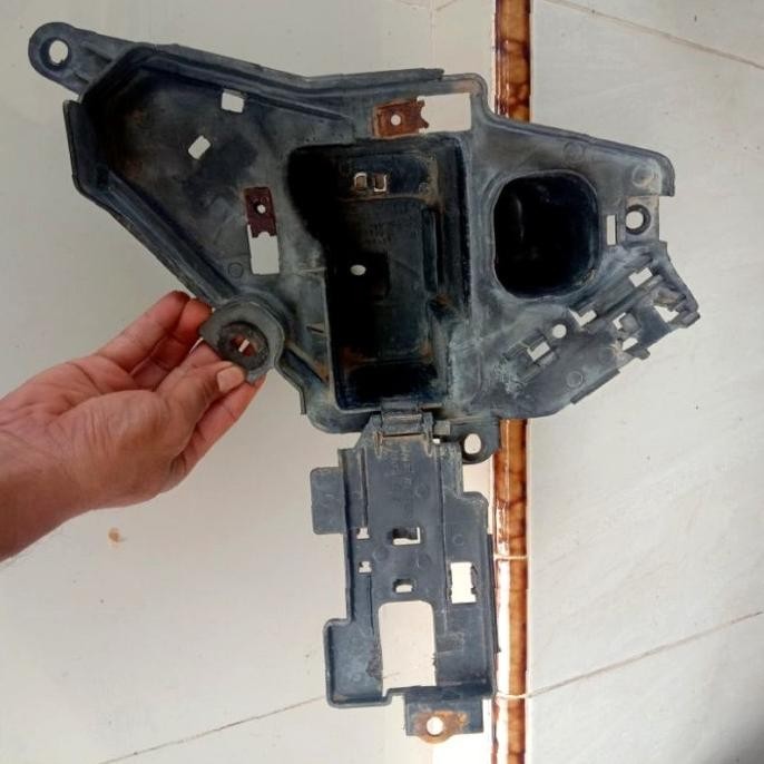 Sparepart dan Aksesoris kendaraan  Wadah tempat Aki Honda Supra x Lama Supra Fit Lama. Original. sek