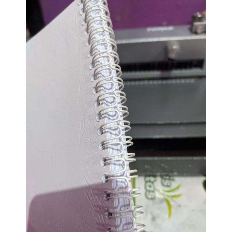 

Ring Jilid Kawat 1in Nomor 16 Spiral 1" F4 26 Lubang Pitch 2:1 25,4mm 220lembar O Binding Wire RB07