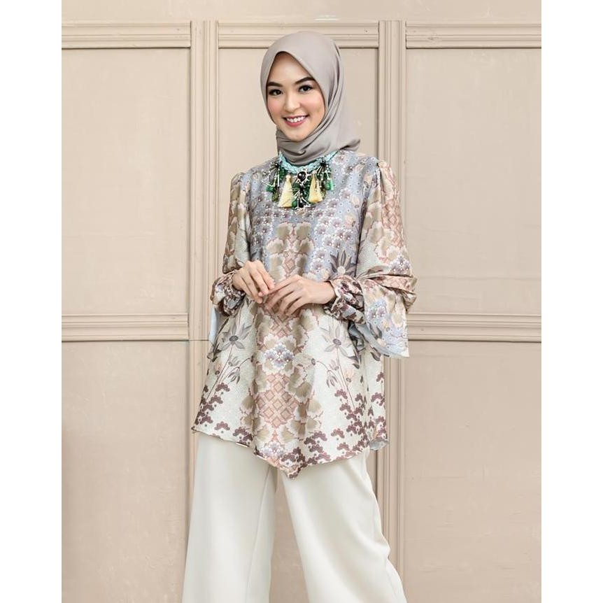 Emily Blouse in Rosy Peach - Wearing Klamby