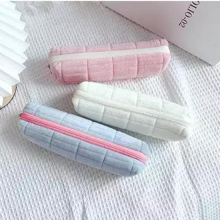 

CR - Tas Pensil Pillow Pouch Serbaguna Motif Bulu Pouch Pillow Korea Kosmetik TERLARIS