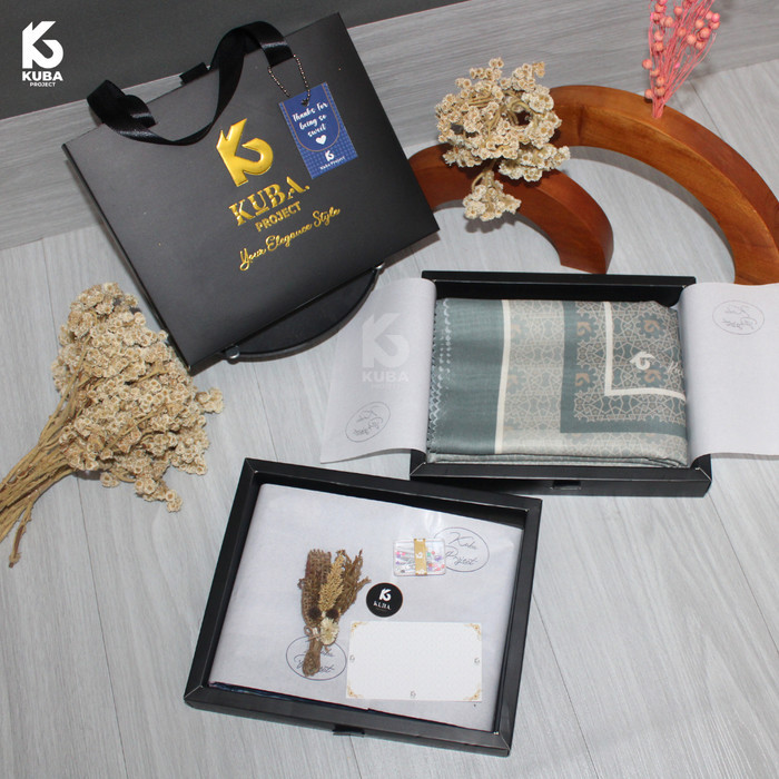 

NEW ARRIVAL EXCLUSIVE HAMPERS GIFT BOX SCARF SYARI JUMBO 130X130CM HIJAB MOTIF PREMIUM KADO IBU GURU