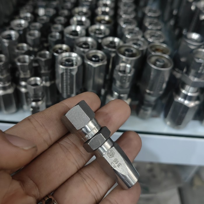 

Reusable Hose 1/4" Female Swivel JIC 37 x 1/4" ID SS316 966802