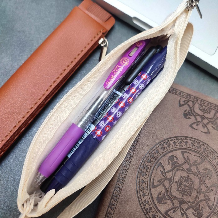 

TERBATAS PEN PENCIL CASE TEMPAT PENSIL PENA CASE SLEEVE KARET HOLDER KODE 1165
