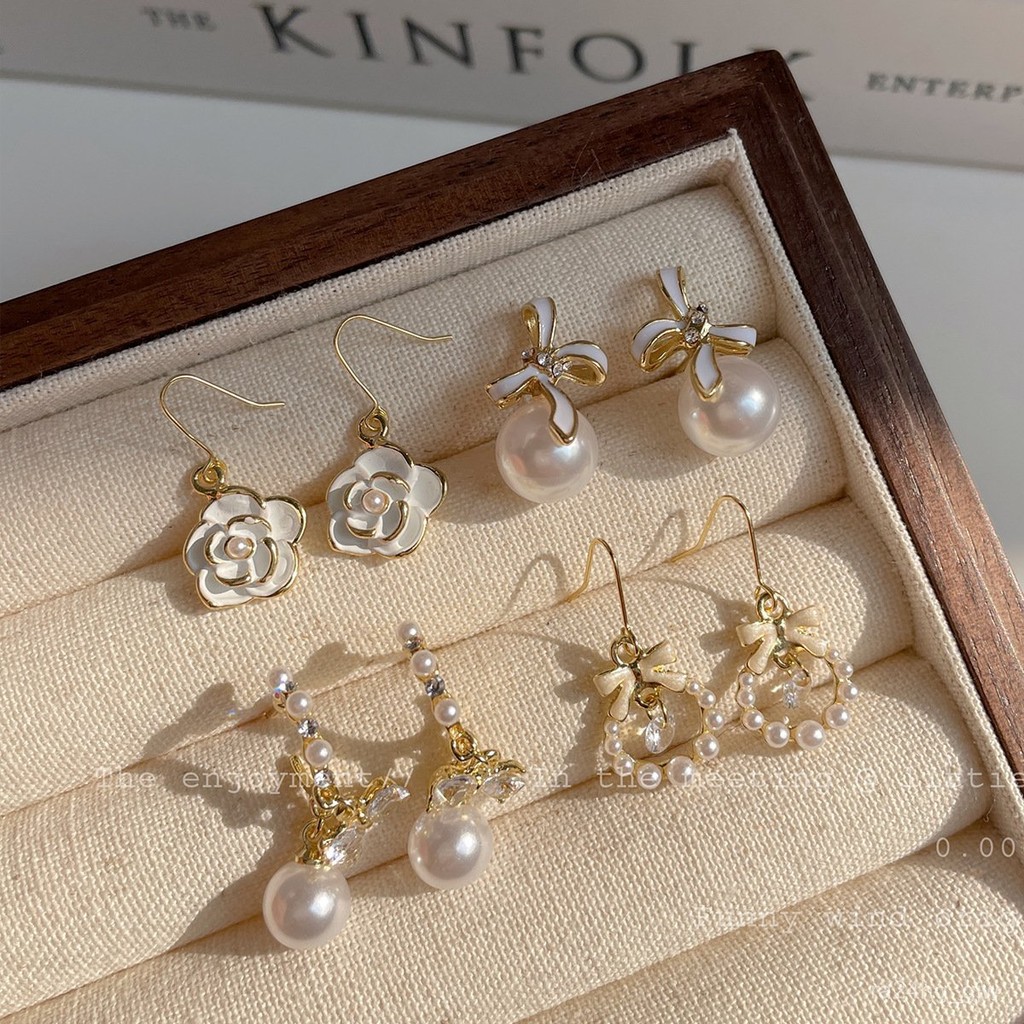 ✅COD Anting Mutiara Pita Emas Gaya Korea dan Jepang untuk Wanita2024Gaya Niche Baru Anting Bunga Cam