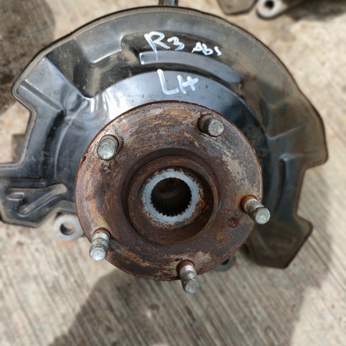 knuckle depan kiri suzuki ertiga