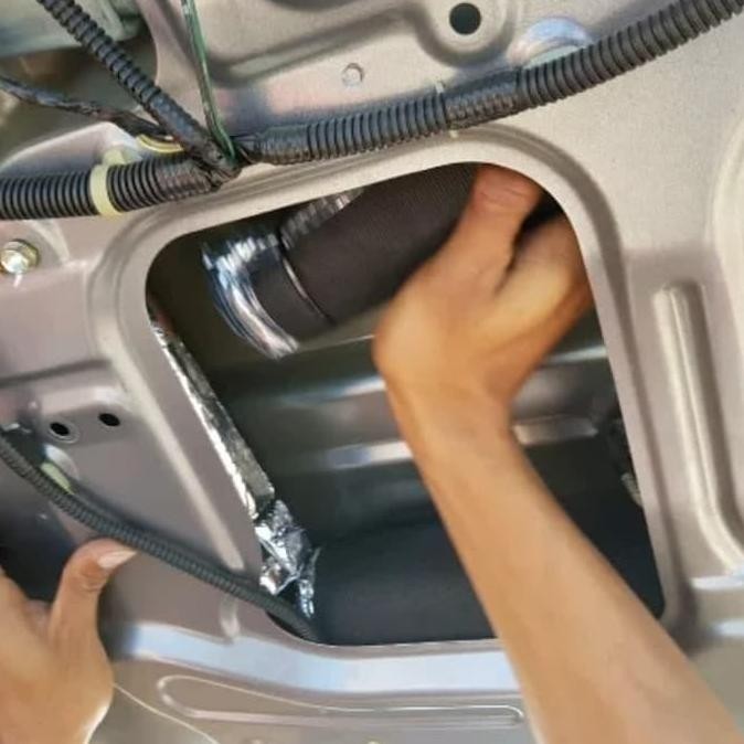 Innova Reborn Peredam Pintu Belakang Bagasi Mobil