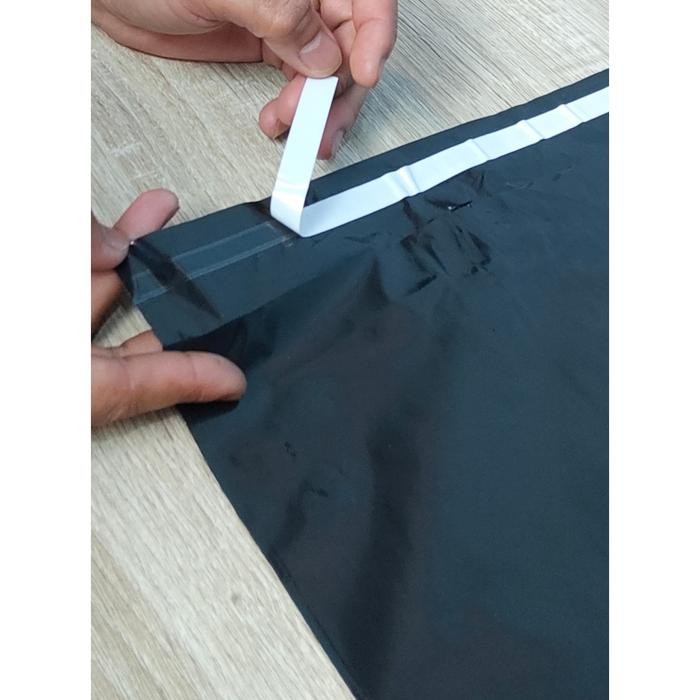 

Kantong Plastik Packing Polymailer Hitam Glossy Isi 100 Lembar Bahan Berkualitas Super Perekat