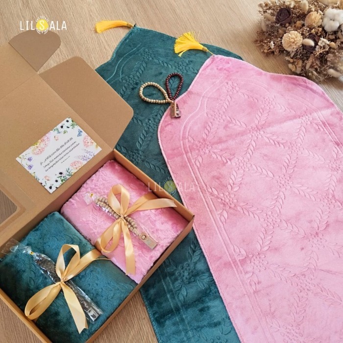 

Hampers Sajadah Kubah Rafavel Couple Midi Embossed Premium Cantik Hadiah Wedding Kado Pernikahan