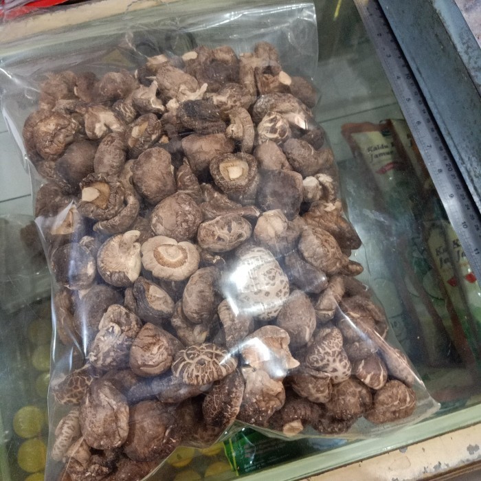 

Jamur Hioko Kering/ Dried Shitake Mushroom Uk. 3-4Cm 1Kg (Tebal)