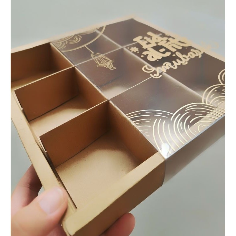

Dus ka Idul Fitri Sekat 9 uk 73x73 cm EID AL FITR COKELAT ( 1 PA ISI 5 PCS DUS KARTU UCAPAN )