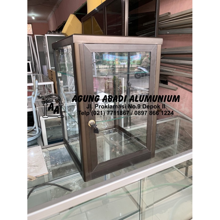ETALASE KACA PAJANGAN COKELAT