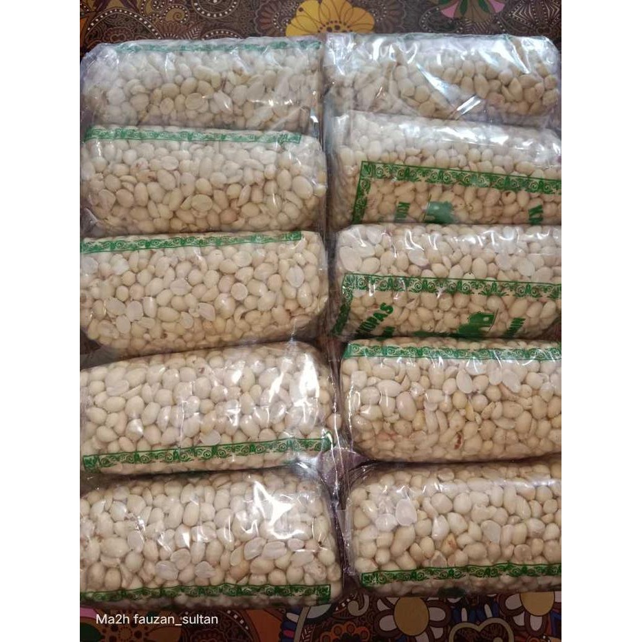 

Paket 2 Ball (20 Pack) Kacang Tanah Mentah Kupas Asli Tuban Kemasan 350 Gram Cap Berkah Kualitas
