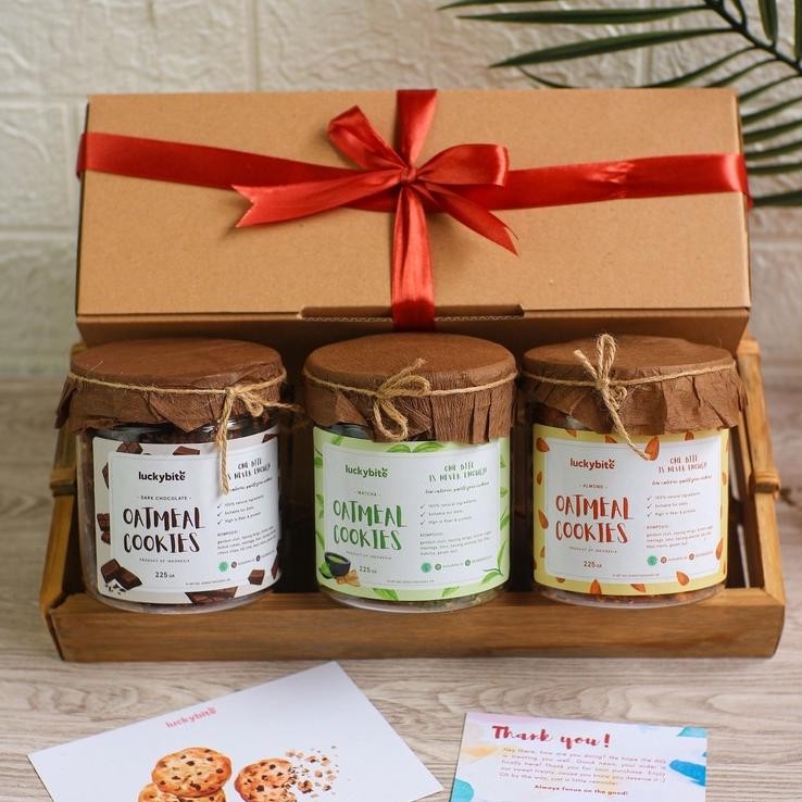 

Special Hampers / Gift Box / Kado - Oatmeal Cookies 3 Jar + FREE Greeting Card + Pita + Bubble Wrap - LUCKYBITE