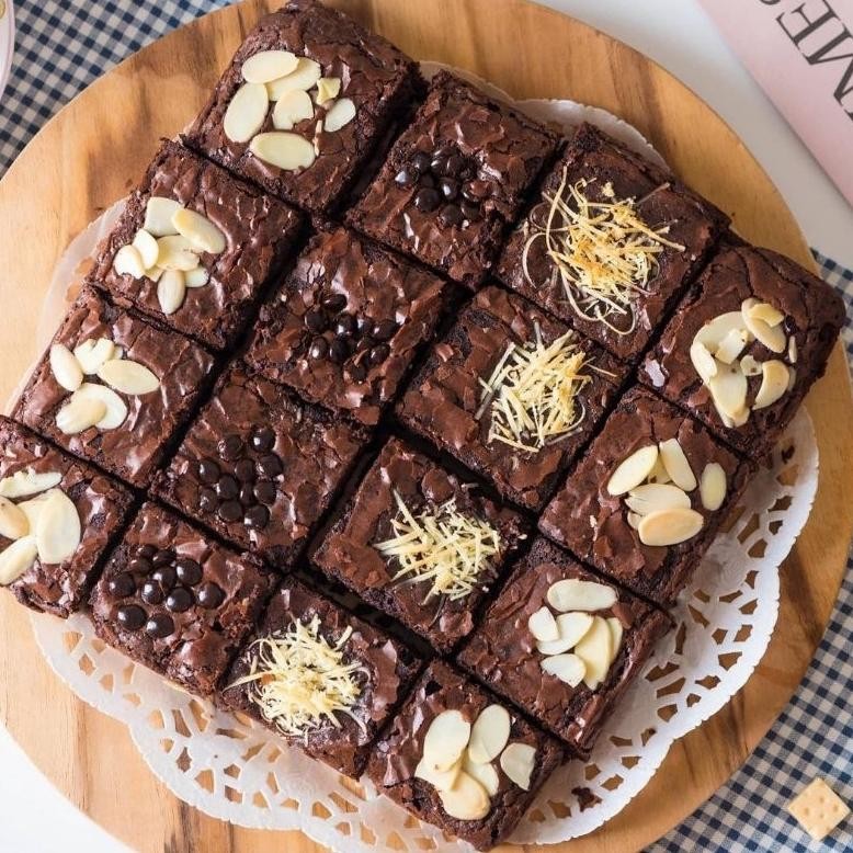 

SALE FUDGY BROWNIES CRUNCHY Toping Mix uk. 20x20 by naq brownie. y-76
