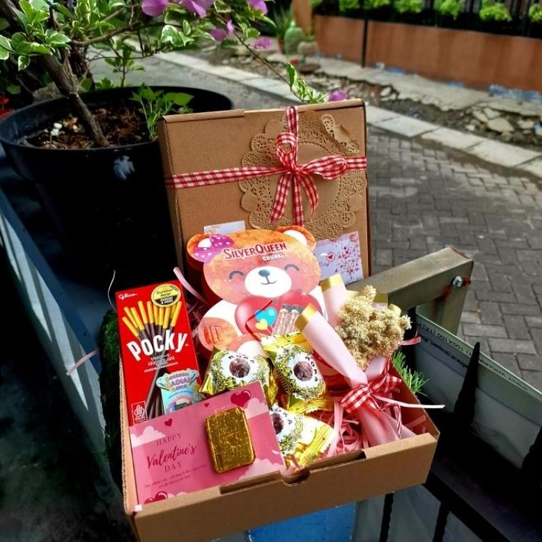 

SPECIAL Hampers Silverqueen Bear hampers love silverqueen beruang chungkybar bear hampers valentine hampers coklat murah hampers pacar aq-54