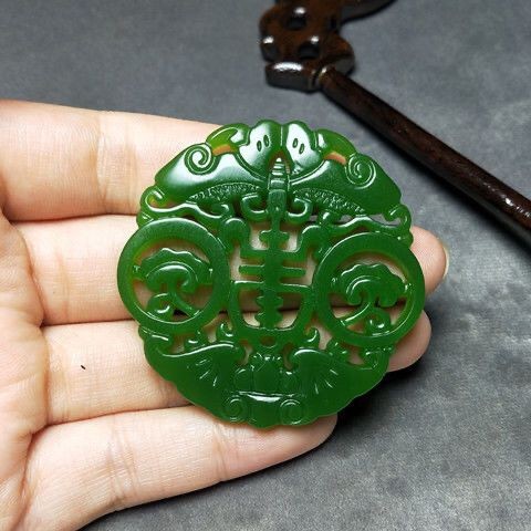 Liontin Giok Hijau Hetian, Giok Kebahagiaan Hijau dan Umur Panjang, Liontin Giok Imitasi Berongga