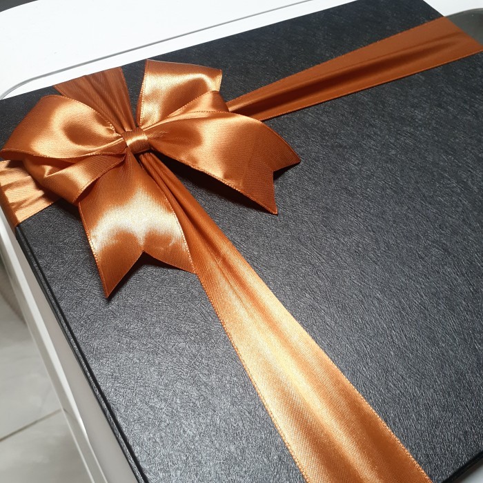 

Gift Box Cantik Box Hitam Pita Coklat Gold Bisa Custom Ukuran & Warna