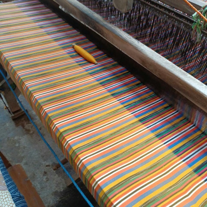 bahan kain tenun lurik warna kombinasi kuning orange adat jogja solo
