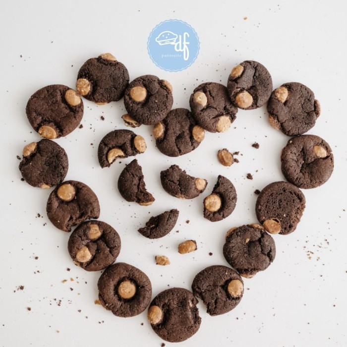 

Mini dark caramel cookies