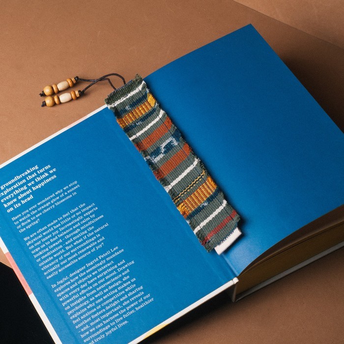 

PEMBATAS BUKU TENUN IKAT - CLOTH BOOKMARK NOESA