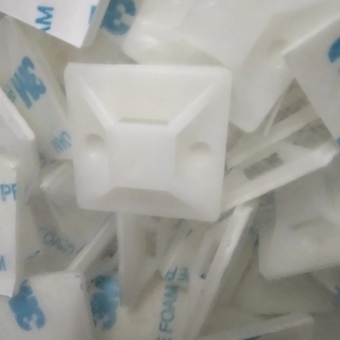 

PER 100 PENGIKAT PENGAIT KABEL TIES 40 X 40 MM KLEM TEMPEL DINDING