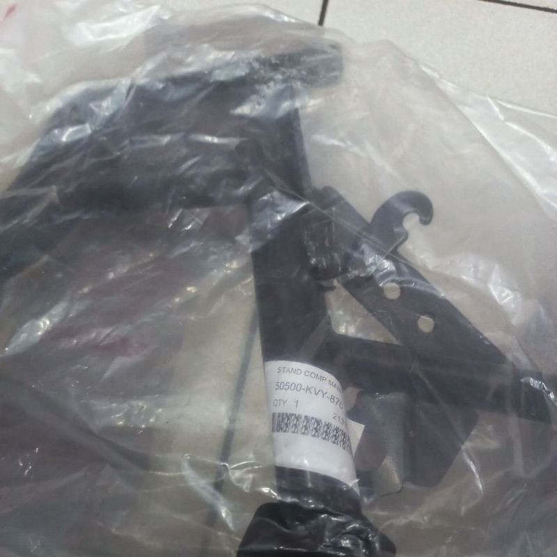 50500KVY870 – STAND MAIN, STANDAR TENGAH, STANDAR DUA BEAT KARBU, SPACY KARBU, SCOOPY KARBU ORI AHM